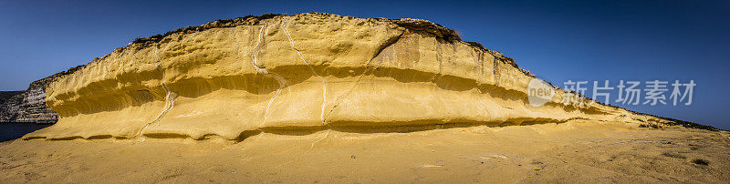 悬崖，石灰石的“波浪”，Xlendi塔附近，Ras il-Bajda, Xlendi, Gozo，马耳他